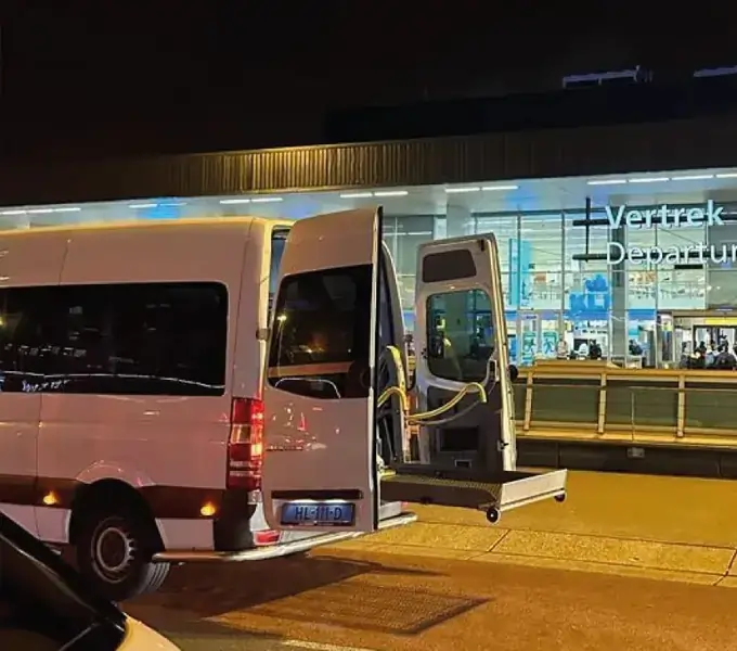 Rolstoelbus bij Schiphol voor reizigers uit Gouda